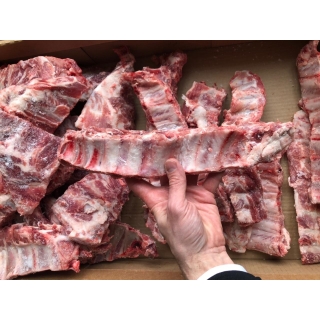 Ребро свиное (лента) замороженное купить оптом в Москве по ценам производителя ООО «Мясной Двор»